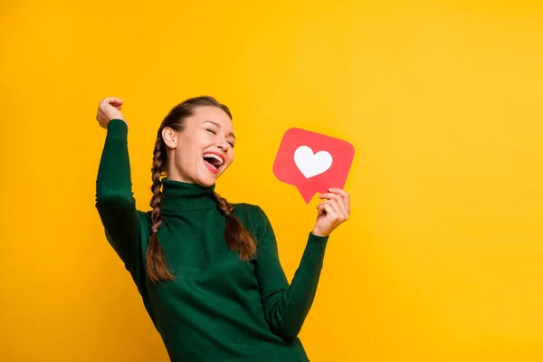 Retrato de linda menina extática alegre segurando em mãos cartão de papel como dançar se divertindo isolado no fundo de cor amarelo brilhante — Fotografia de Stock