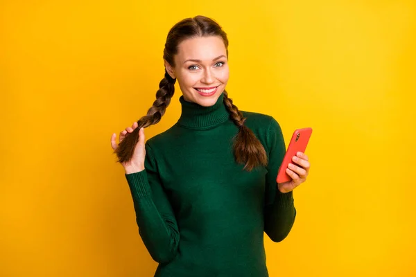 Foto ritratto donna felice in abiti casual tenendo smartphone sorridente isolato vibrante colore giallo sfondo — Foto Stock