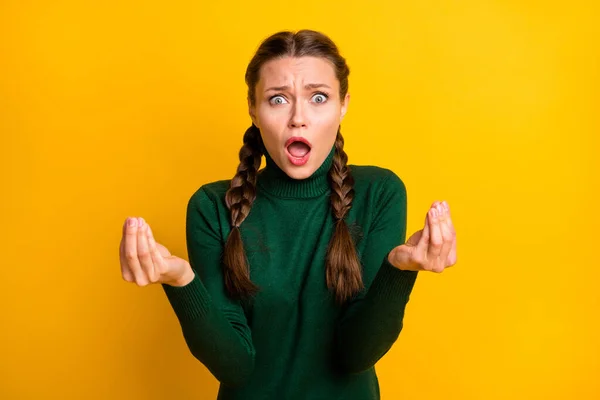 Foto Porträt nervös wütend Frau Missverständnis Streit isoliert lebendige gelbe Farbe Hintergrund — Stockfoto
