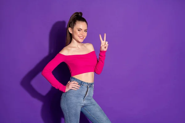 Foto di allegra ragazza stile fare v-segno indossare vestiti buon look isolato su sfondo di colore viola — Foto Stock