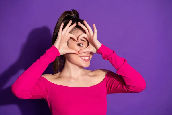 Φωτογραφία από όμορφη κυρία δάχτυλα σταυρωμένα γύρω από το μάτι μορφή καρδιάς φορούν ροζ γυμνά ώμους κορυφή απομονωμένο βιολετί φόντο χρώμα — Φωτογραφία Αρχείου