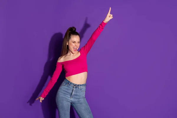 Foto de encantadora menina enérgica levantar mão dedo gritar desgaste jeans rosa desvestido ombros top isolado cor violeta fundo — Fotografia de Stock