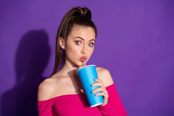 Fotó meghökkent fiatal hölgy hold kupa ital szóda sokkolt kopás rózsaszín ruha nélküli vállak felső elszigetelt lila szín háttér — Stock Fotó