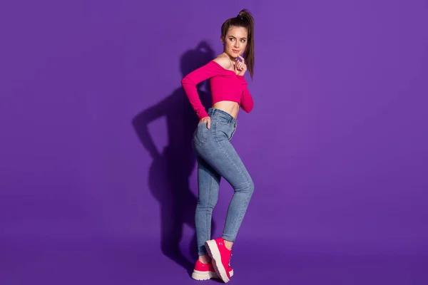 Comprimento total do corpo tamanho perfil vista lateral da menina curiosa atraente posando pensamento isolado sobre fundo de cor violeta brilhante — Fotografia de Stock