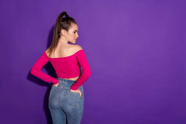 Сзади вид портрет привлекательного содержания стройная девушка позирует копия пространства изолированы на ярко-фиолетовом фоне цвета — стоковое фото