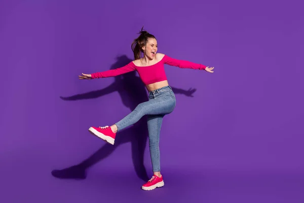 Teljes hossz testméret kilátás a vonzó karcsú gondtalan vidám lány tánc szórakozás elszigetelt fényes ibolyaszín háttér — Stock Fotó