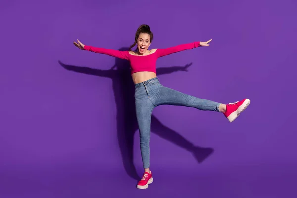 Full längd kroppsstorlek bild av attraktiva barnslig glad glad glad flicka som har roligt hoppa isolerad över ljusa violett färg bakgrund — Stockfoto