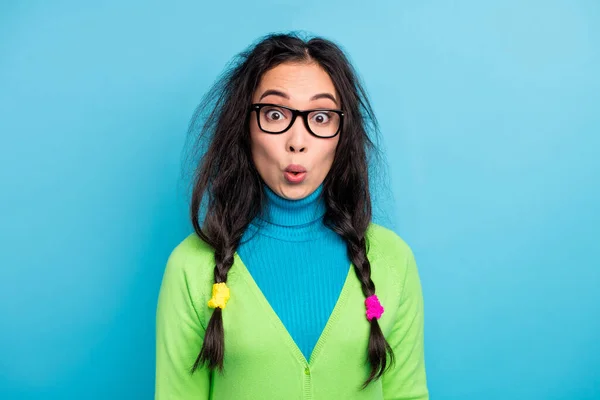 Foto de surpreendido animado jovem mulher usar óculos tranças notícias inesperadas isolado no fundo de cor azul — Fotografia de Stock
