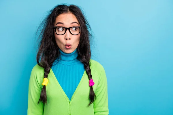 Foto van verbaasd geschokte jonge vrouw kijken lege ruimte dragen bril ongelooflijk geïsoleerd op blauwe kleur achtergrond — Stockfoto