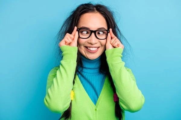 Photo funky heureux positif jeune femme ajuster les lunettes de bonne humeur isolé sur fond de couleur bleu brillant — Photo