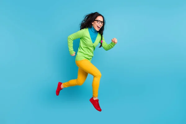 Foto lateral de perfil de tamaño completo de la mujer de pelo desordenado marrón salto correr espacio vacío aislado sobre fondo de color azul —  Fotos de Stock