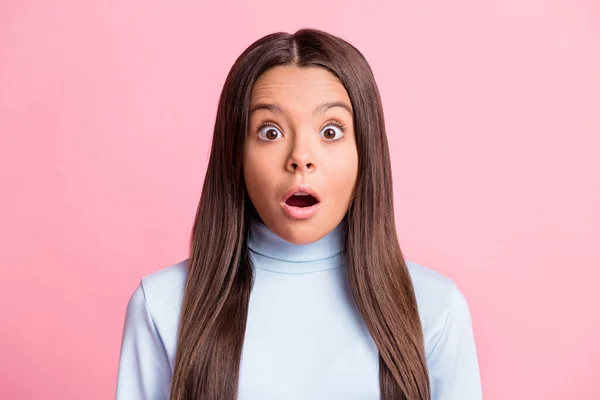 Foto di sorpresa stupito giovane ragazza della scuola in cerca di fotocamera bocca aperta isolato su sfondo di colore rosa pastello — Foto Stock