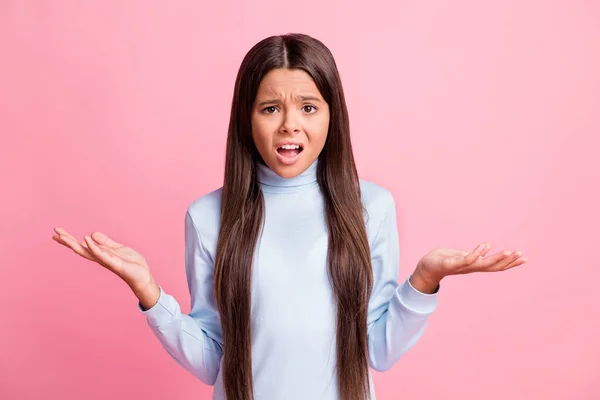 Portret van agressieve school meisje armen zijden stellen vraag cant geloven geïsoleerd op roze kleur achtergrond — Stockfoto