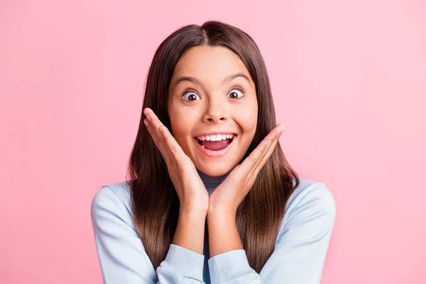 Foto di affascinante ragazza dentata sorprendente reazione indossare dolcevita blu isolato su sfondo di colore rosa — Foto Stock
