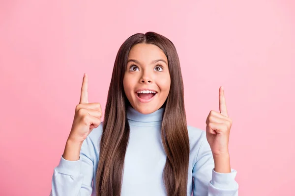 Foto de sorprendido escolar persona indicar dedo hacia arriba mostrar oferta inesperada descuento venta aislado sobre fondo de color rosa — Foto de Stock