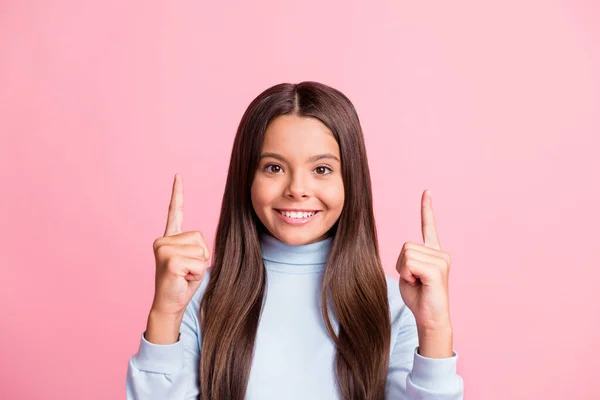 Primer plano retrato de bastante alegre morena adolescente chica apuntando precursores espacio de copia aislado sobre rosa pastel color fondo — Foto de Stock