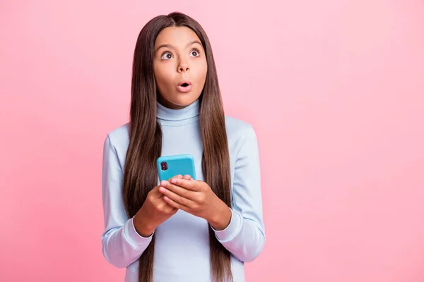 Portret van vrij ongerust verdoofd meisje met behulp van gadget denken pruik lippen kopiëren ruimte geïsoleerd over roze pastel kleur achtergrond — Stockfoto