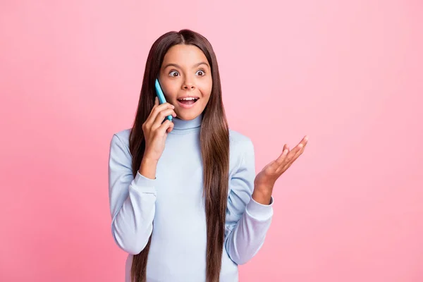 Retrato de la encantadora chica alegre asombrada hablando en roaming teléfono aislado sobre fondo de color pastel rosa — Foto de Stock