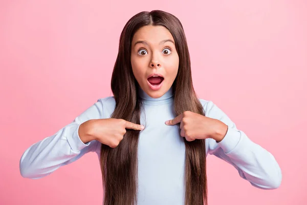 Retrato de cerca de la atractiva chica alegre aturdida apuntándose a sí misma wow suerte aislada sobre fondo de color pastel rosa — Foto de Stock