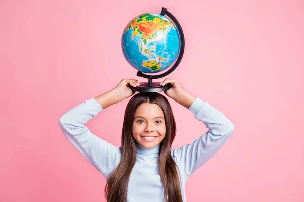 Portret van mooi vrolijk slim grappig meisje dragen globe op hoofd les geïsoleerd over roze pastel kleur achtergrond — Stockfoto