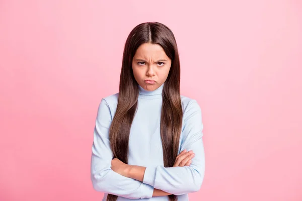 Retrato de fúria atraente menina de cabelos castanhos louco dobrado braços franzindo a testa isolado sobre cor pastel rosa fundo — Fotografia de Stock