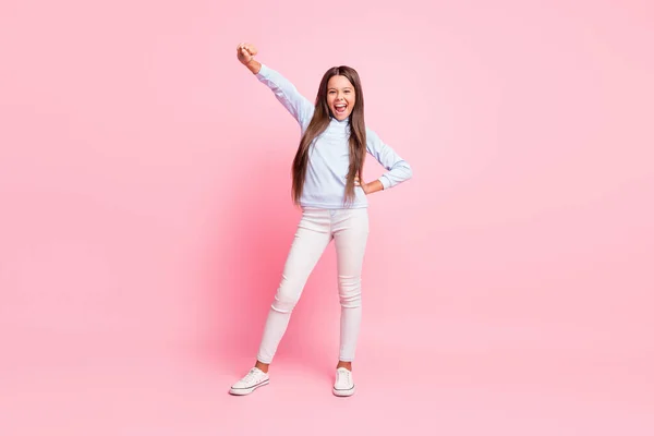 Full length μέγεθος του σώματος άποψη ελκυστική λεπτή χαρούμενος χαρούμενο κορίτσι χορό γιορτάζει απομονωμένη πάνω από ροζ παστέλ χρώμα φόντο — Φωτογραφία Αρχείου