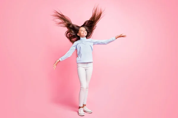 Повнометражний вигляд на тіло чарівна безтурботна весела дівчина танцює весело ізольовано на рожевому пастельному кольоровому фоні — стокове фото
