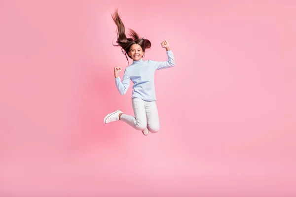 Volledige lengte lichaam grootte uitzicht van vrij gelukkig vrolijk meisje springen vreugde hebben plezier geïsoleerd over roze pastel kleur achtergrond — Stockfoto