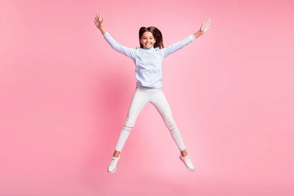 Volledige lichaamsomvang uitzicht van vrij vrolijk meisje springen plezier als ster geïsoleerd over roze pastel kleur achtergrond — Stockfoto