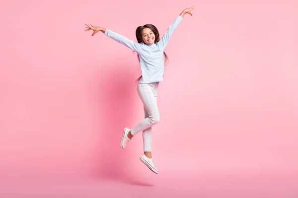 Comprimento total tamanho do corpo vista de linda menina engraçada alegre fina pulando se divertindo enganando isolado sobre cor pastel rosa fundo — Fotografia de Stock