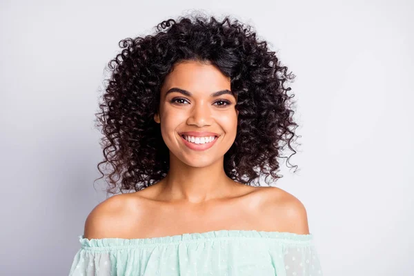 Retrato de joven africana hermosa atractiva sonriente alegre chica positiva mujer mirada femenina en la cámara aislada sobre fondo de color gris — Foto de Stock