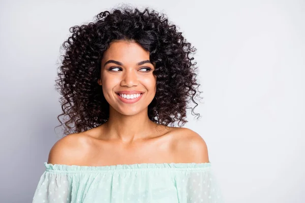 Portret van jong afro mooi glimlachend vrolijk goed humeur meisje vrouw kijken in copyspace geïsoleerd op grijze kleur backrgound — Stockfoto
