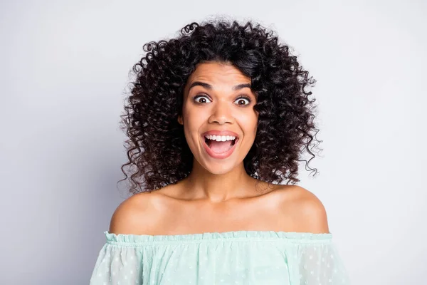 Retrato de joven africana atractiva bastante emocionada sorprendida mujer chica sorprendida con la boca abierta aislada sobre fondo de color gris —  Fotos de Stock