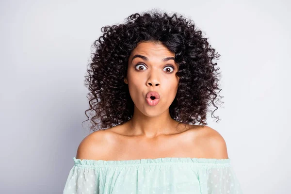 Retrato de jovem afro atraente bonito chocado surpreendido surpreso mulher menina feminino olhar na câmera isolado no fundo de cor cinza — Fotografia de Stock