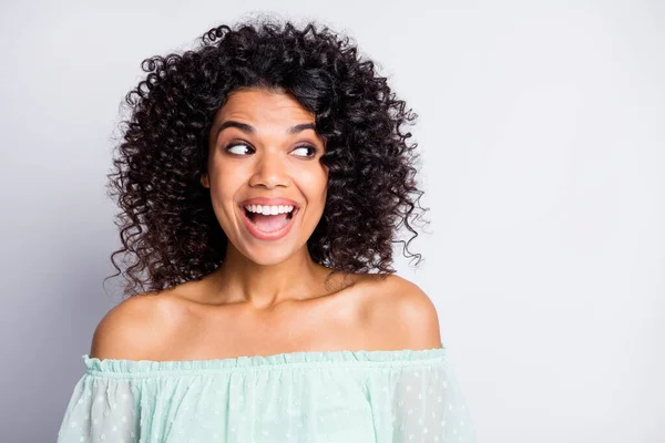 Retrato de jovem afro bonito muito sorridente animado espantado menina mulher feminino olhar copyspace isolado no fundo de cor cinza — Fotografia de Stock