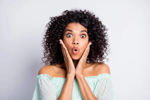 Retrato de joven afro atractivo sorprendido impresionado chica impresionado mujer hembra agarrar las manos mejillas pómulos aislados sobre fondo de color gris — Foto de Stock