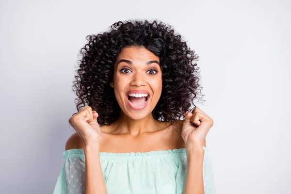 Retrato de jovem africano bonito animado feliz espantado menina mulher feminino segurar punhos olhar câmera isolada no fundo de cor cinza — Fotografia de Stock