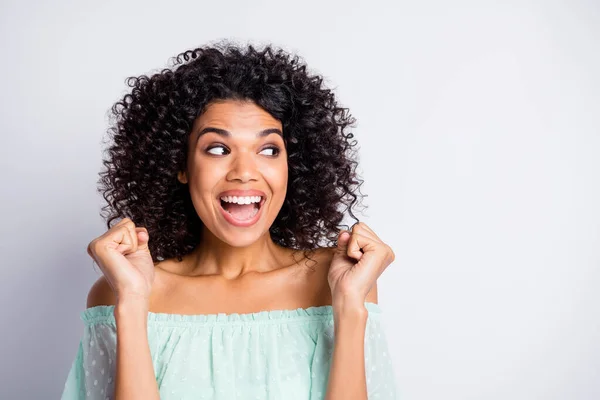 Retrato de joven afro hermosa chica feliz emocionada mujer mujer mirada copyspace mantenga los puños aislados sobre fondo de color gris — Foto de Stock