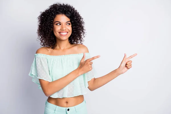 Potret wanita yang sedang menunjuk dua jari pada ruang kosong yang terisolasi pada latar belakang berwarna putih — Stok Foto