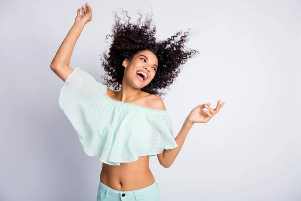 Foto retrato de mujer bailando con el pelo volador aislado sobre fondo de color blanco — Foto de Stock