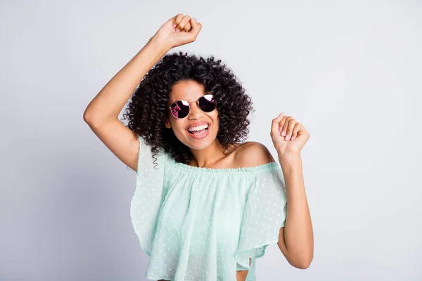 Foto retrato de la feliz chica de piel negra rizado peinado riendo fiesta de baile en traje de menta de gafas de sol aislado sobre fondo de color gris — Foto de Stock