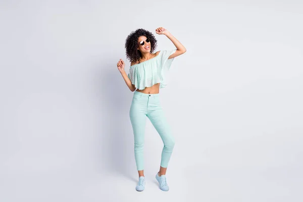 Foto de cuerpo entero tamaño de baile en la fiesta chica mulata con ropa de menta gafas de sol aisladas sobre fondo de color gris — Foto de Stock