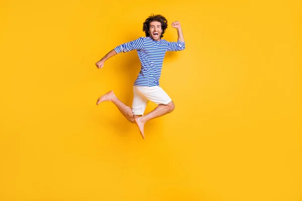 Foto lateral de perfil de tamaño completo de loco chico del medio oriente salto rápido aislado sobre fondo de color amarillo brillante —  Fotos de Stock