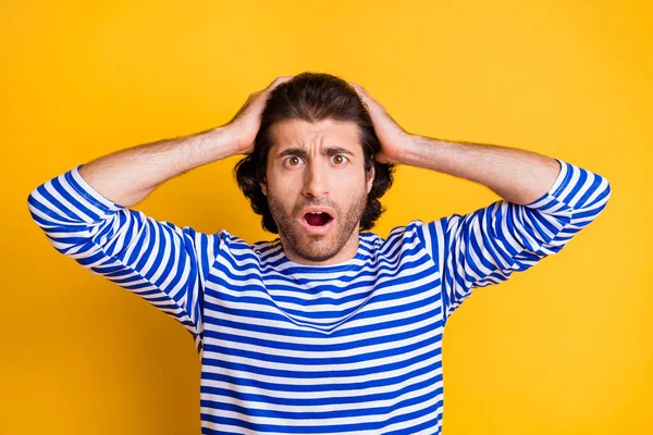 Foto di uomo stupito toccare le mani sguardo testa in macchina fotografica con la bocca aperta indossare abito isolato su sfondo di colore brillante — Foto Stock