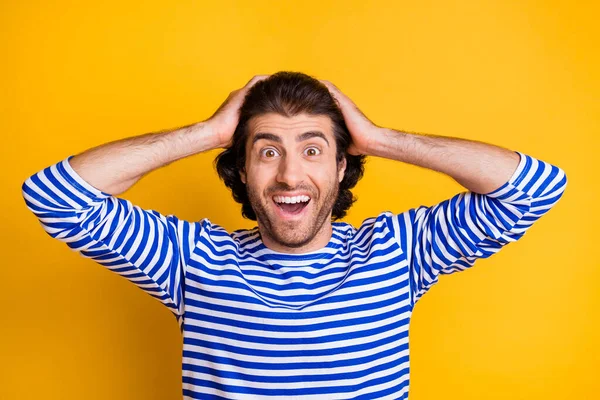 Foto de hombre joven se siente asombrado toque manos cabeza grito desgaste chaleco náutico aislado sobre brillo color fondo — Foto de Stock