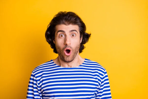 Retrato del hombre de Oriente Medio impresionado mirada en la cámara con traje de boca abierta vestido aislado sobre fondo de color amarillo — Foto de Stock