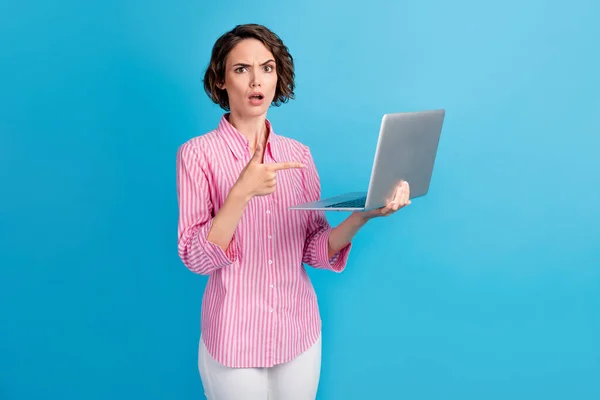 Foto av chockad upprörd flicka peka finger laptop skärm isolerad över blå färg bakgrund — Stockfoto