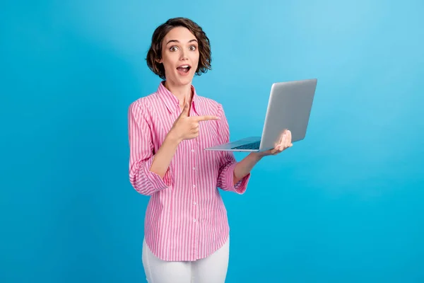 Foto de menina surpreso ponto indicador dedo laptop tela desgaste branco rosa roupas formais isolado no fundo de cor azul — Fotografia de Stock