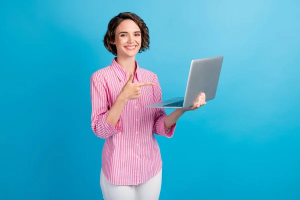 Foto de senhora positiva ponto indicador dedo laptop tela desgaste formal branco rosa roupas isoladas sobre fundo de cor azul — Fotografia de Stock