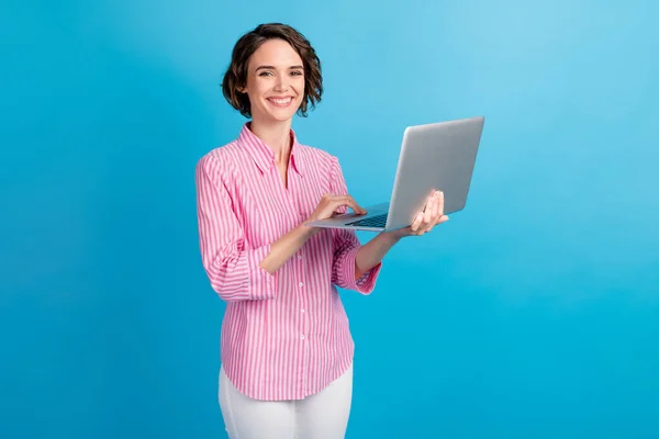 Foto de senhora trabalhador positivo segurar laptop digitação letra desgaste calças brancas isoladas sobre fundo de cor azul — Fotografia de Stock